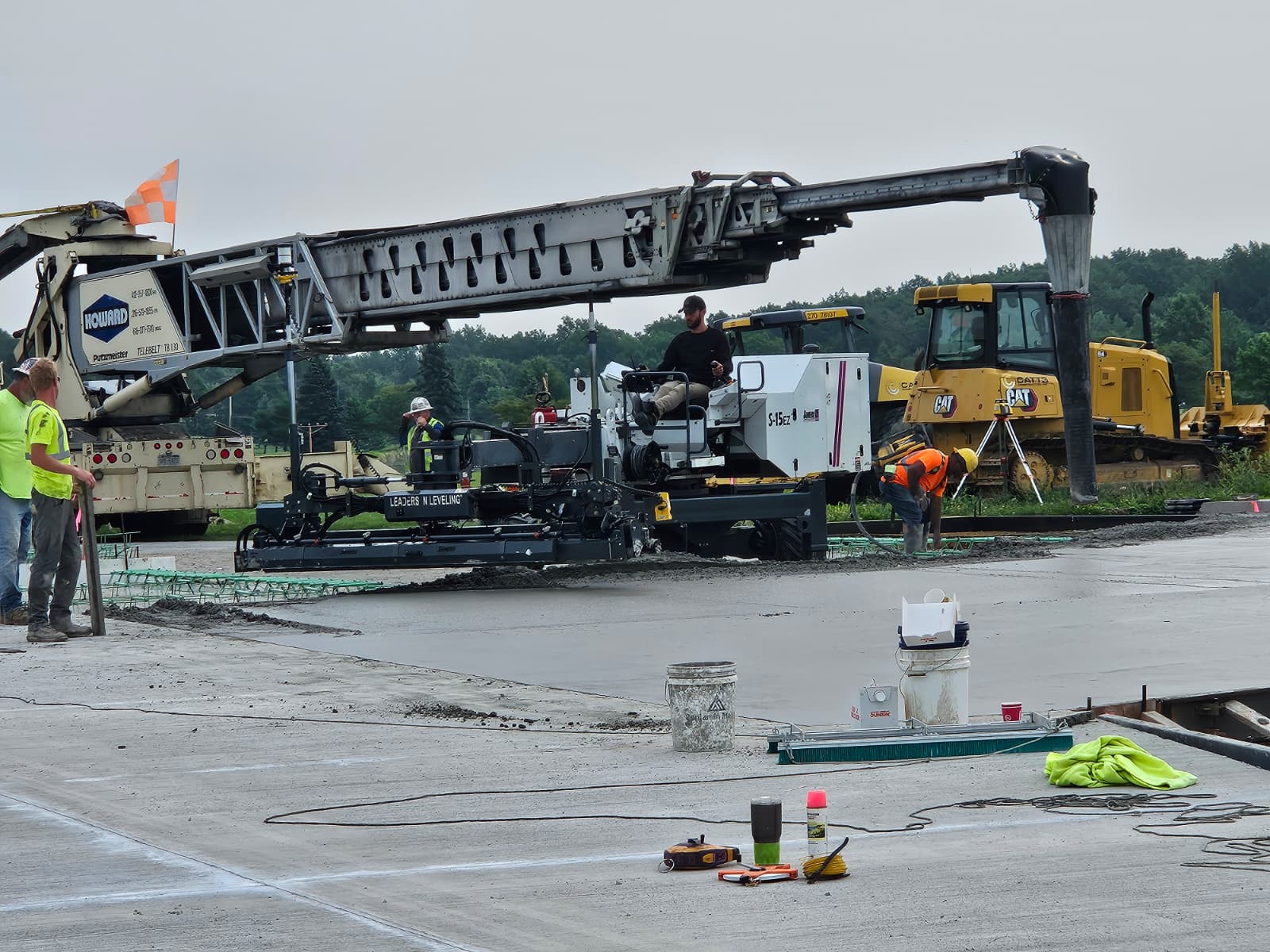 Somero S-15EZ and placing conveyor working during slab placement