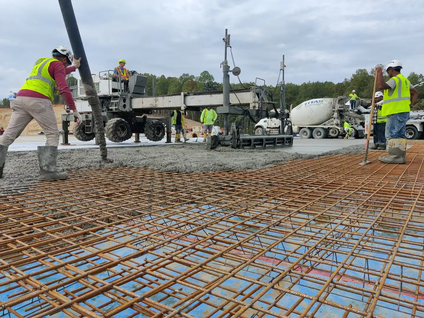 Somero laser screed placing and levelling a commercial concrete slab over the reinforcing mat
