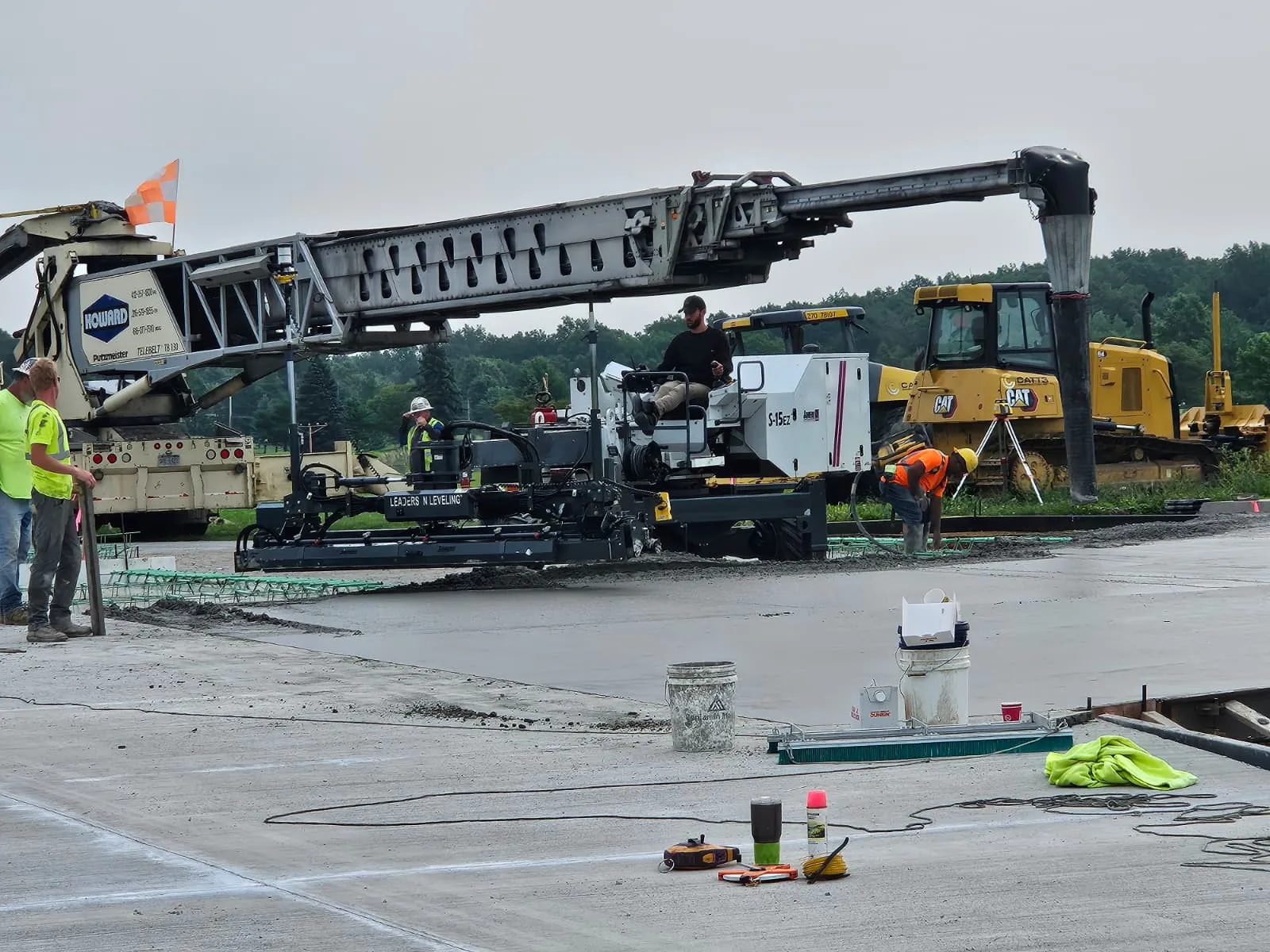 Somero S-15EZ laser screed and placing conveyor working during slab placement